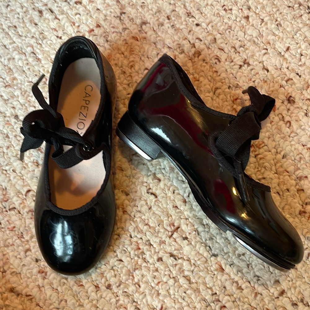 Gently used Capezio girls tap shoes size 11